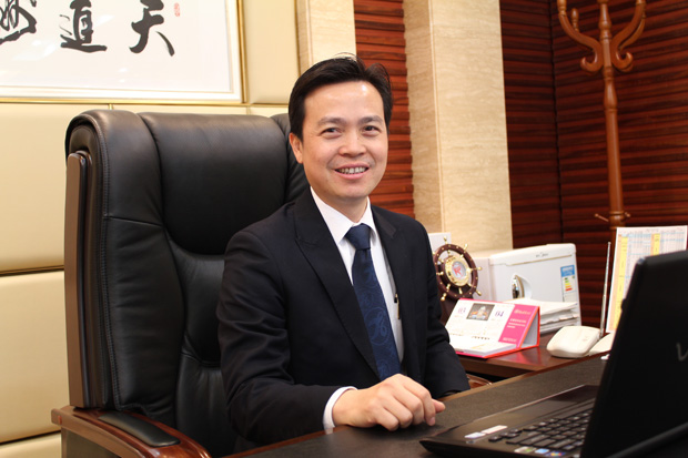 2013新春贺词：非凡娱乐-电子娱乐平台游戏-非凡娱乐官网-pgff董事长陈鸿填《荣光与责任》
